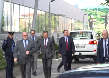 QUINT-i kërkesë Kurtit: Për një kohë, kryetarët në veri të mos punojnë nga zyret