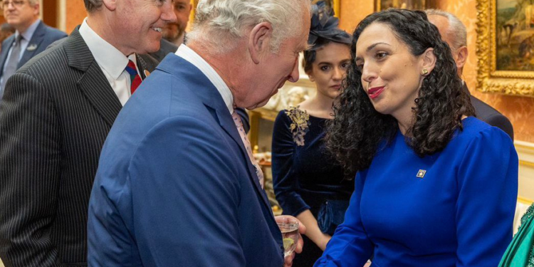 Presidentja Osmani uron Mbretin Charles dhe Mbretëreshën Camilla për kurorëzimin
