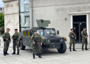 Qytetarët shohin nga afër armët dhe automjetet e FSK-së, shprehen të emocionuar
