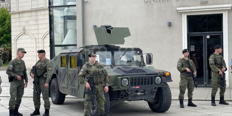 Qytetarët shohin nga afër armët dhe automjetet e FSK-së, shprehen të emocionuar