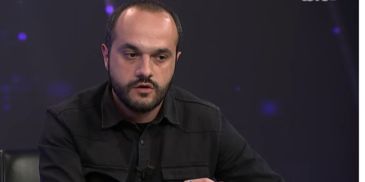 Gazetari i Tëvë1 tregon se si u larguan nga lokali ku mbetën të mbyllur për tri orë