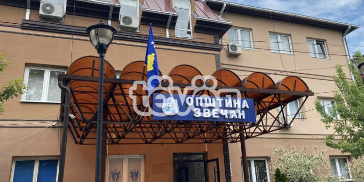 Flamuri i Kosovës vendoset në objektin e Komunës së Zveçanit