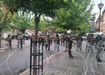 KFOR-i shton numrin e ushtarëve në Zveçan