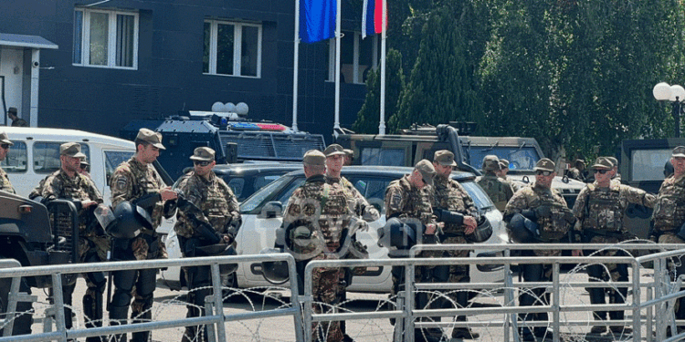 Situata në Leposaviq e qetë, protestuesit vendosin çadra e lëshojnë muzikë serbe