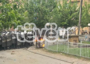 Hovenier: Dënojmë veprimet e dhunshme të protestuesve kundër KFOR-it