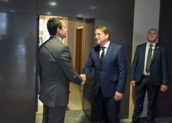 Qeveria jep detaje për takimin Kurti-Várhelyi