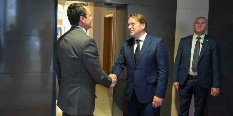 Qeveria jep detaje për takimin Kurti-Várhelyi