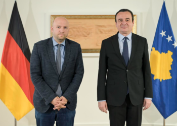 Kurti në takim me Sarrazin: Shkuarja e kryetarëve të komunës në zyrat e tyre, të trajtohet si gjë normale