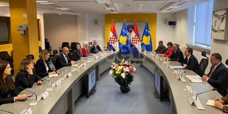 Të paktën 13 të vrarë dhe rreth 20 të plagosur nga sulmi ajror në Gaza