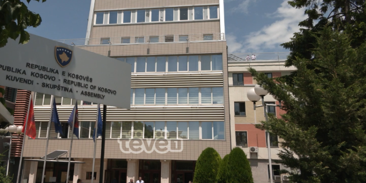 Mbi 30 mijë euro Kuvendi e Presidenca ndajnë për mobilje e lule