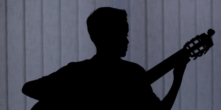 “Evropiani i Vitit” nga Kosova ëndërron t’i bie kitarës përtej kufijve