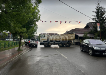 Vendosen barrikada para ndërtesës së komunës në Leposaviq 