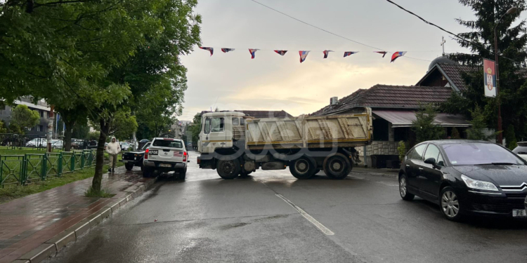 Vendosen barrikada para ndërtesës së komunës në Leposaviq 