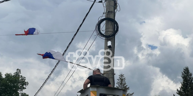 Flamuri i Kosovës vendoset në objektin e Komunës së Zveçanit