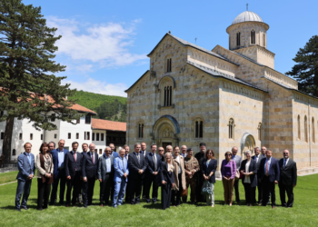 Ambasadoret e akredituar në Kosovë vizituan Manastirin e Deçanit