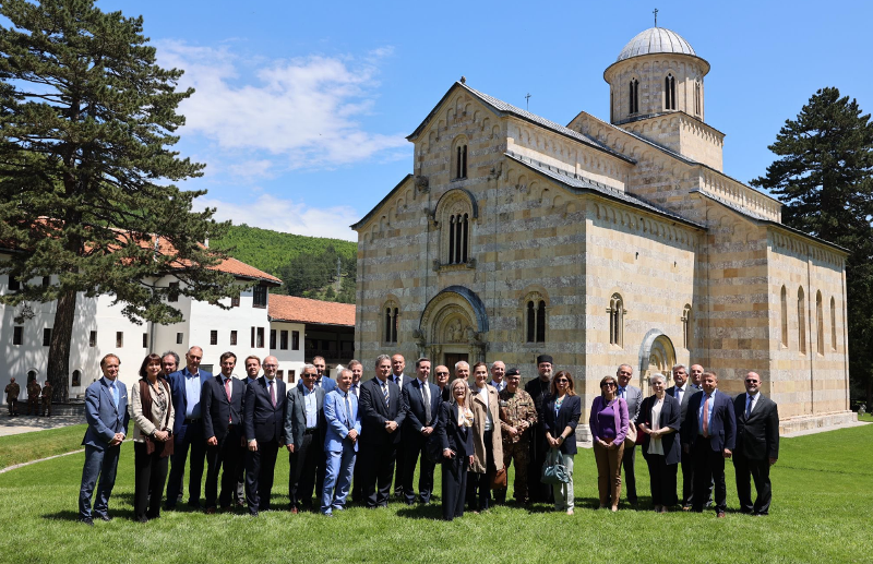 Ambasadoret e akredituar në Kosovë vizituan Manastirin e Deçanit