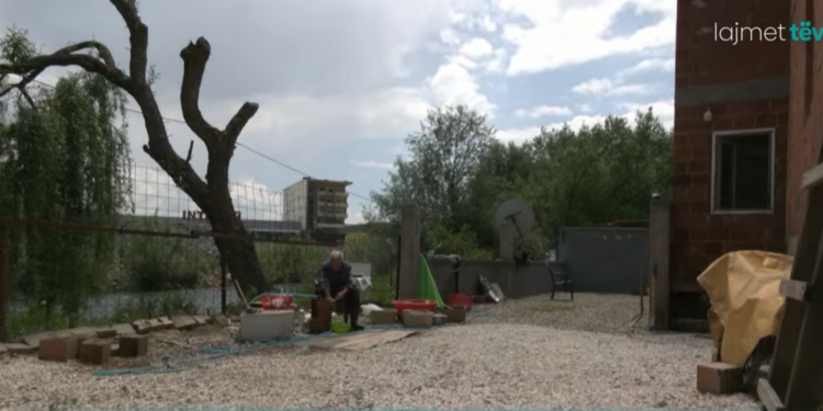 Dëmet nga vërshimet, mbi 10 familje në Mitrovicën Veriore ende s’janë kthyer në shtëpitë e tyre