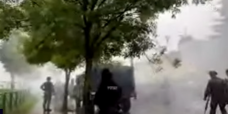 Njësia Speciale fillon largimin e qytetarëve serbë para objektit të komunës dhe barrikadës në Leposaviq