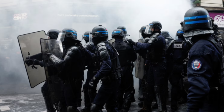 Mbi 100 policë të lënduar nga demonstratat e 1 Majit në Francë