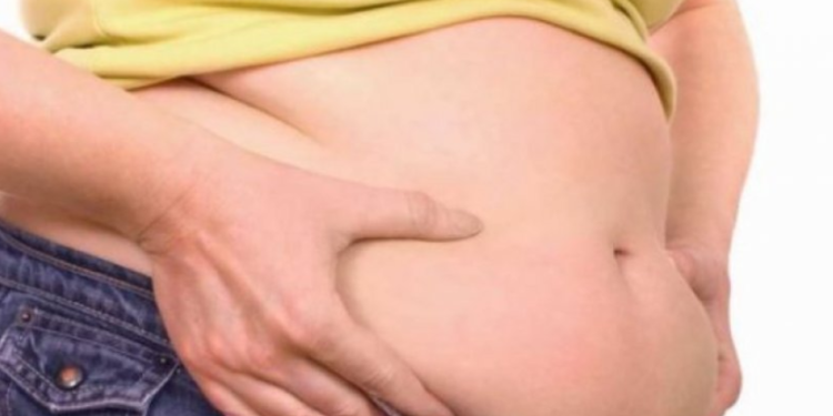 Pesë zakone të këqija që ju pengojnë të humbni peshë