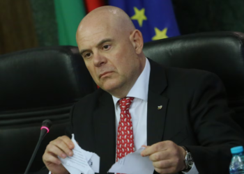 Kryeprokurori bullgar refuzon dorëheqjen, i quan rivalët “plehra politike”