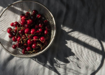 Ja si të hiqni njollat ​​nga frutat e kuqe si qershia dhe luleshtrydhet
