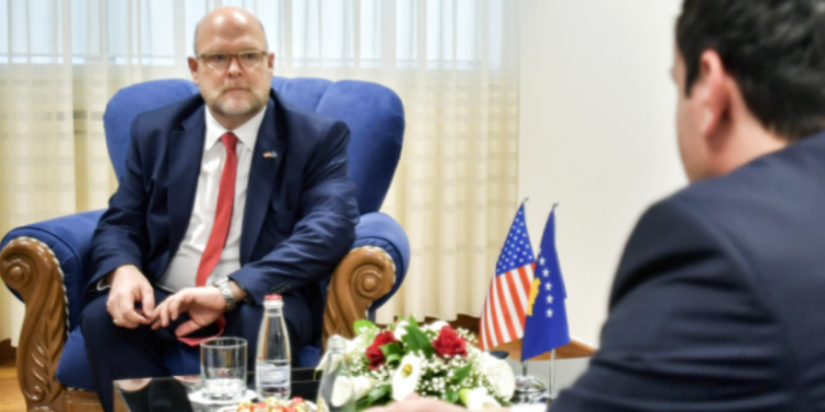 Kurti pret Ambasadorin Hovenier