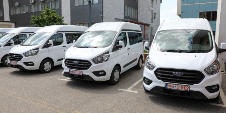 Policia pranon 5 furgonë nga Gjermania