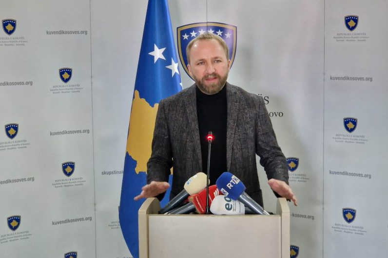 Tahiri: Qeverisë s’po i bëhet vonë që agjenda parlamentare është bllokuar