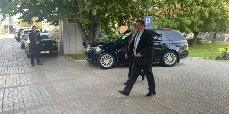 Pas Osmanit, Heappey takohet me Kurtin