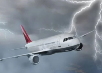 Ja çfarë ndodh kur rrufeja godet një aeroplan