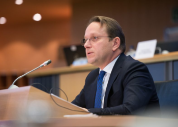 Varhelyi do ta vizitoj Kosovën, pritet të takoj krerët e shtetit