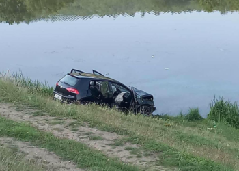 Një e lënduar nga vetaksidenti në Livoq, vetura bie në liqen