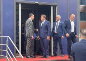 Përfundon takimi Kurti – Varhelyi, nuk deklarohen për medie