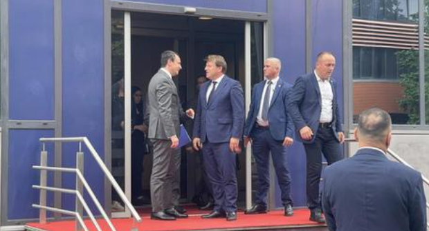Përfundon takimi Kurti – Varhelyi, nuk deklarohen për medie