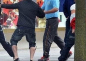 Rrihen mes vete nxënësit e shkollës fillore në Gjakovë, ftohet policia