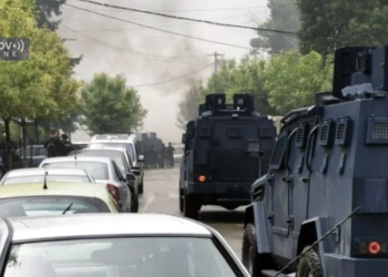 Një kolonë me automjete të blinduara të policisë hynë në Zveçan