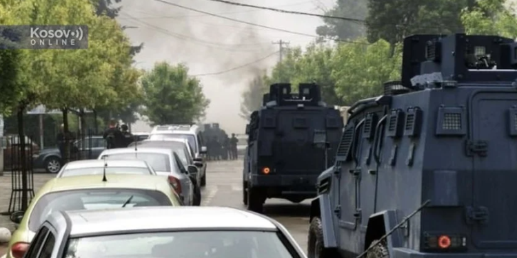 Një kolonë me automjete të blinduara të policisë hynë në Zveçan
