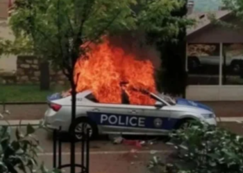 Një kolonë me automjete të blinduara të policisë hynë në Zveçan