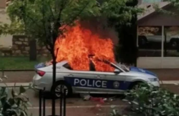 Një kolonë me automjete të blinduara të policisë hynë në Zveçan