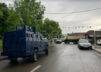 Bllokohen rrugët në hyrje-dalje të Leposaviçit