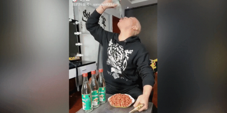 Influenceri vdes pasi sfidoi veten në TikTok duke pirë shishe me pije alkoolike kineze