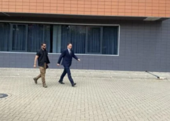 Drejtori i AKI-së në takimin e Hovenier me Osmanin