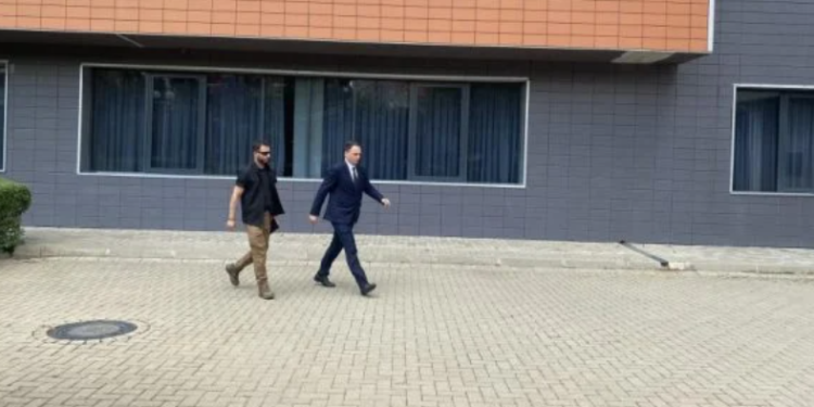 Drejtori i AKI-së në takimin e Hovenier me Osmanin