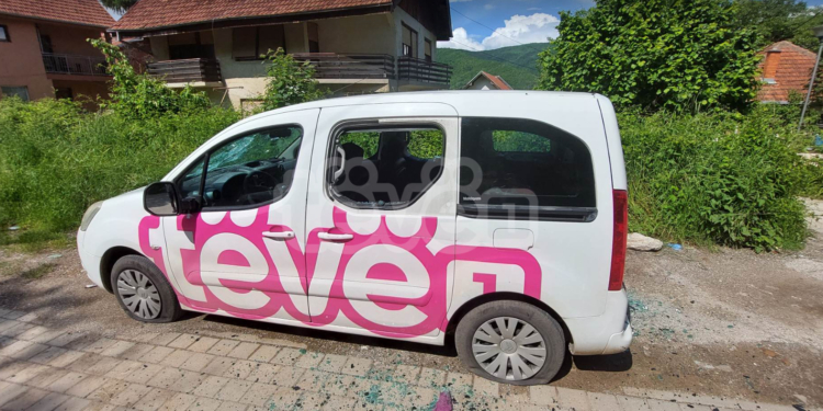 Dëmtohet vetura e Tëvë1 në Zubin Potok