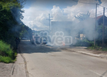 Serbët djegin veturën e Tëvë1 në Zubin Potok