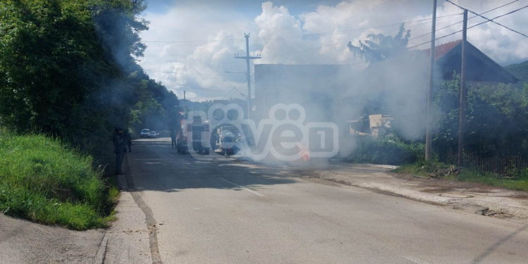 Serbët djegin veturën e Tëvë1 në Zubin Potok