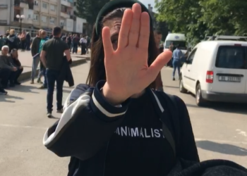 Pengohet gazetarja e “Kohës” nga protestuesit në Leposaviq