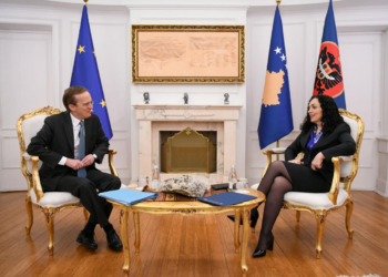 Osmani takon Charles Fries, dënon sulmet e protestuesve kundër policisë, KFOR-it dhe gazetarëve në veri