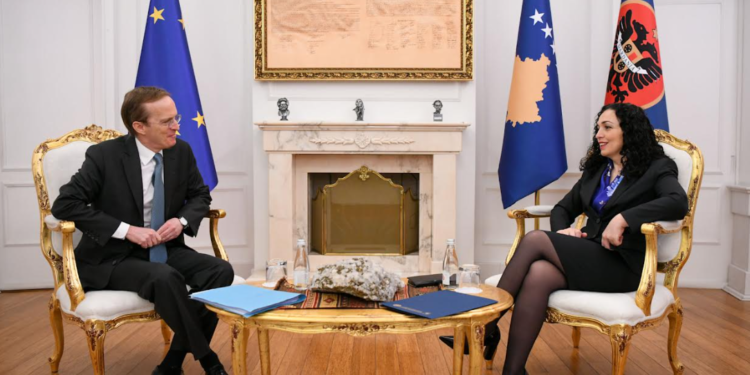 Osmani takon Charles Fries, dënon sulmet e protestuesve kundër policisë, KFOR-it dhe gazetarëve në veri